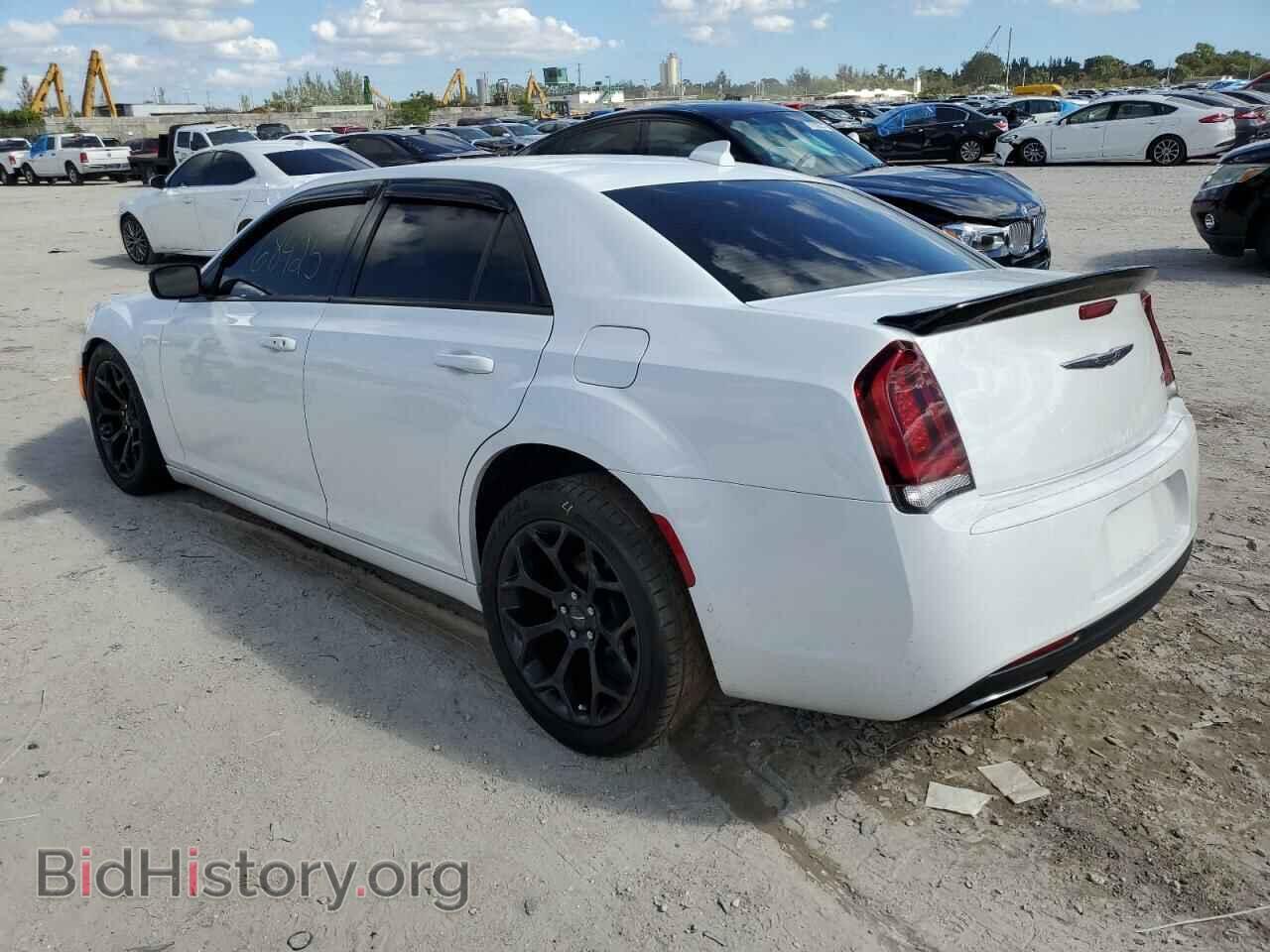 2019 CHRYSLER 300 - VIN: 2C3CCAAGXKH755844 - Фото 2