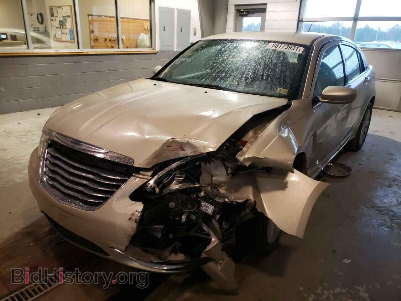 2013 CHRYSLER 200 - VIN: 1C3CCBAG3DN767611 - Фото 2