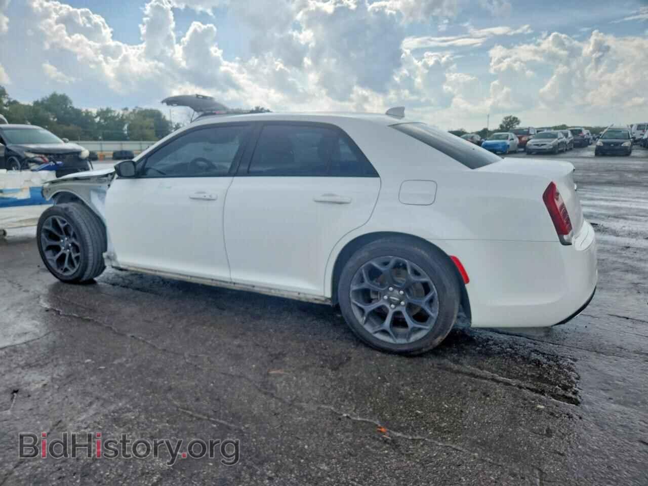 2019 CHRYSLER 300 - VIN: 2C3CCAAG6KH612129 - Фото 2