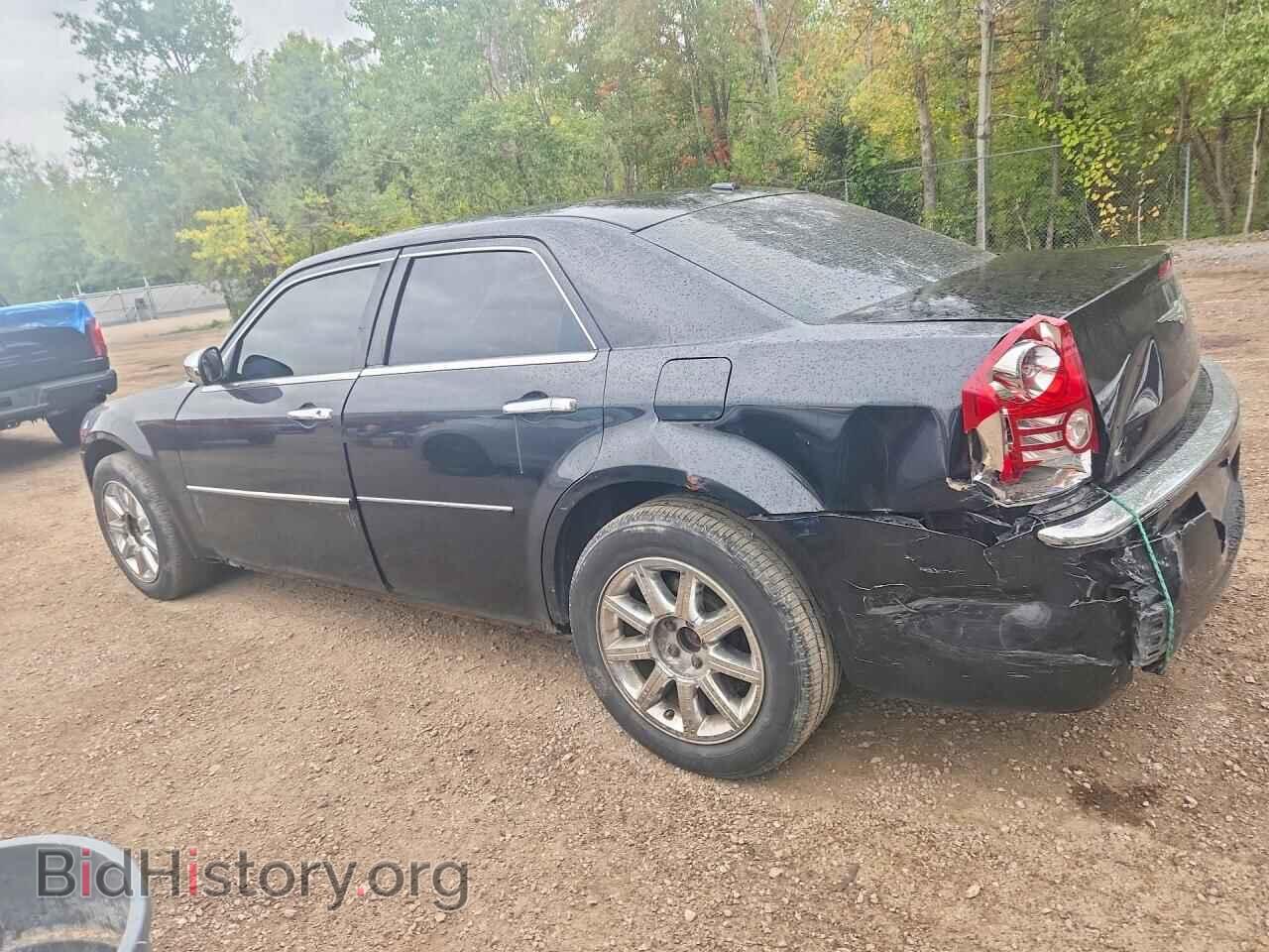 2010 CHRYSLER 300 - VIN: 2C3CA3CV2AH324409 - Photo 2
