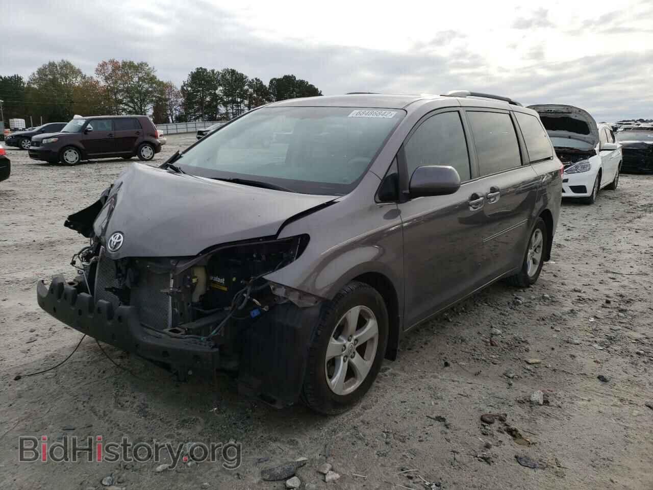 Photo 5TDKK3DC1BS170988 - TOYOTA SIENNA 2011
