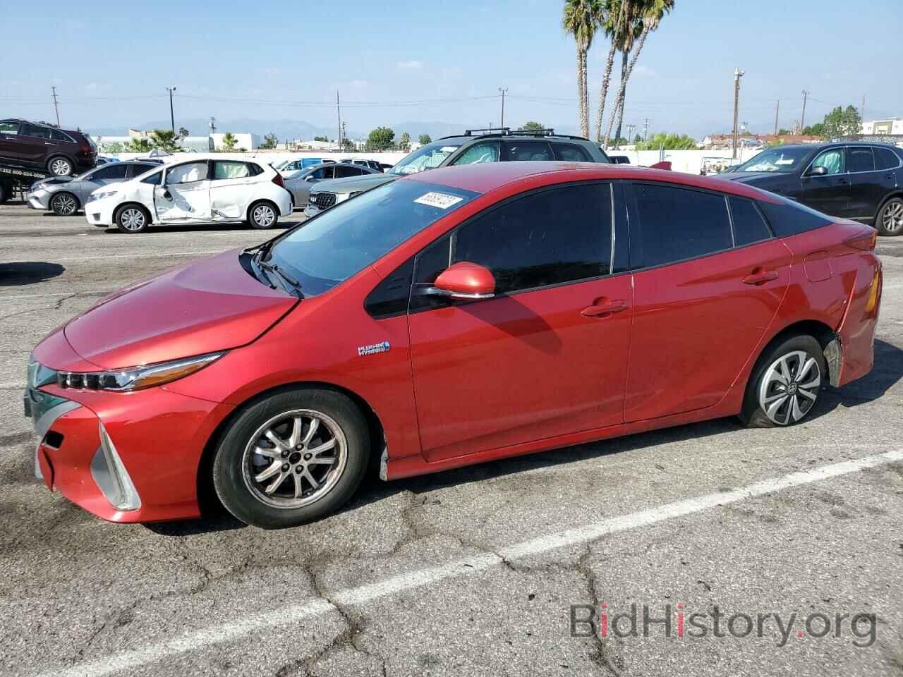 Фотография JTDKARFP9H3055703 - TOYOTA PRIUS 2017