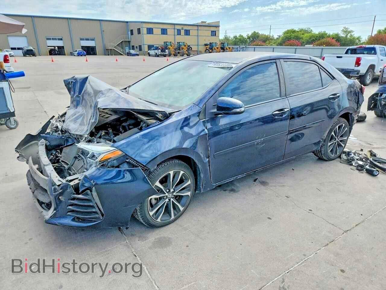 Photo 5YFBURHE4JP758075 - TOYOTA COROLLA 2018
