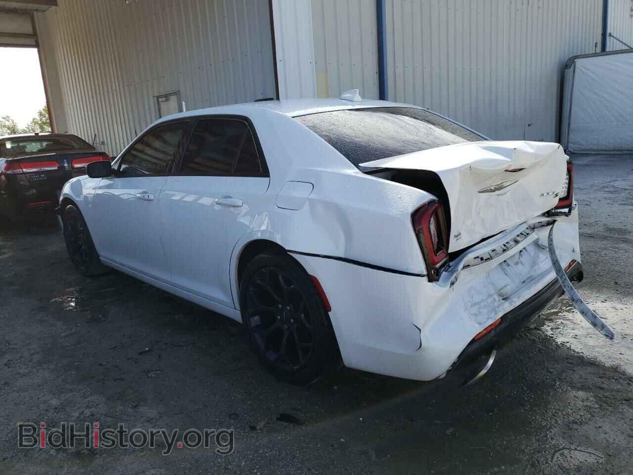 2019 CHRYSLER 300 - VIN: 2C3CCABG3KH538201 - Фото 2