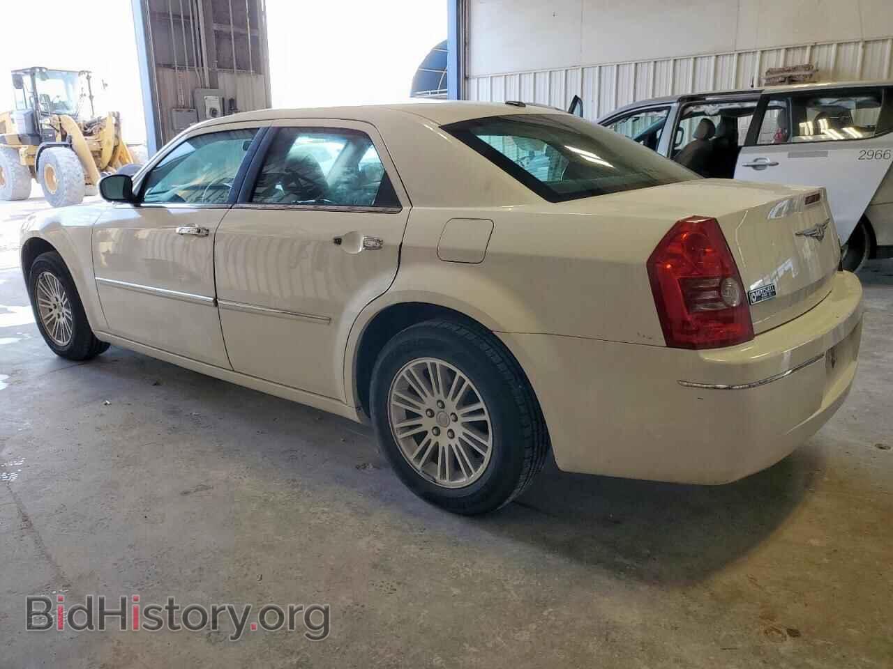 2010 CHRYSLER 300 - VIN: 2C3CA5CVXAH138838 - Фото 2