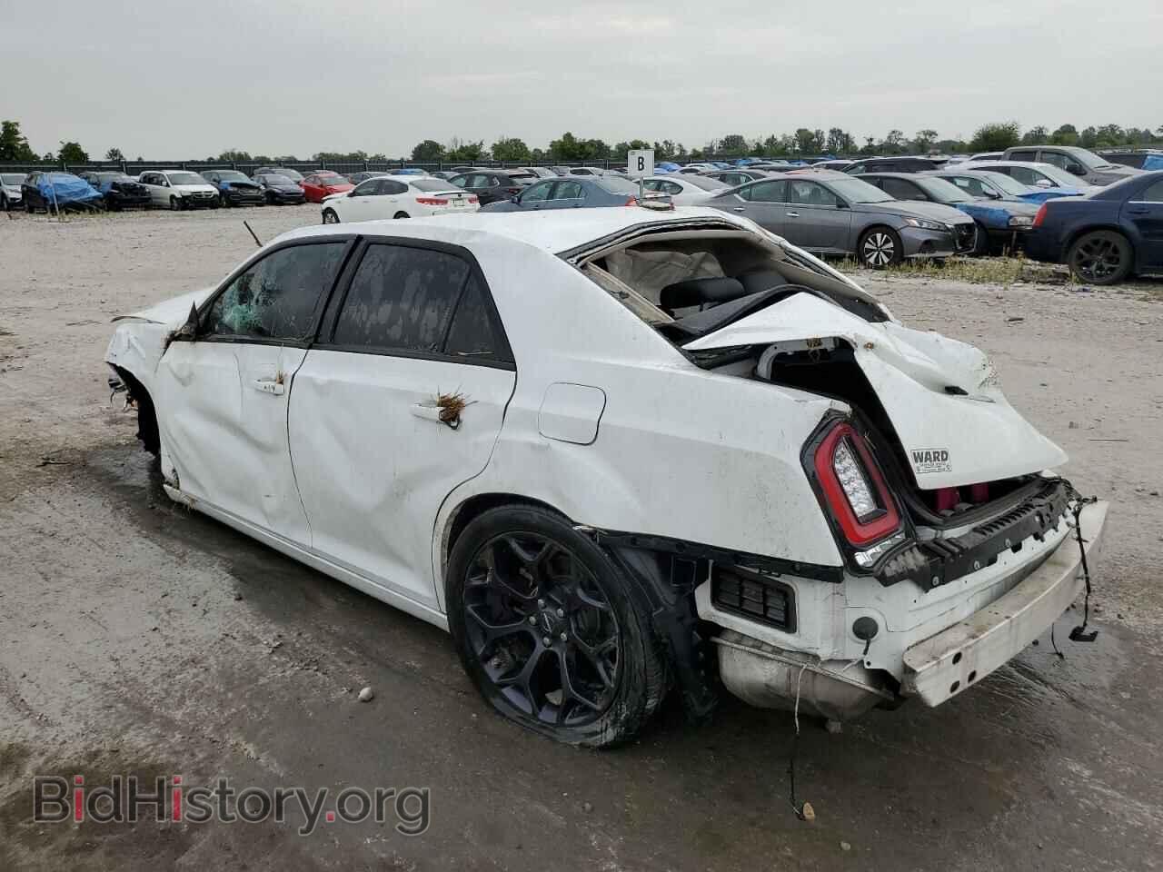 2019 CHRYSLER 300 - VIN: 2C3CCAAG2KH590680 - Фото 2