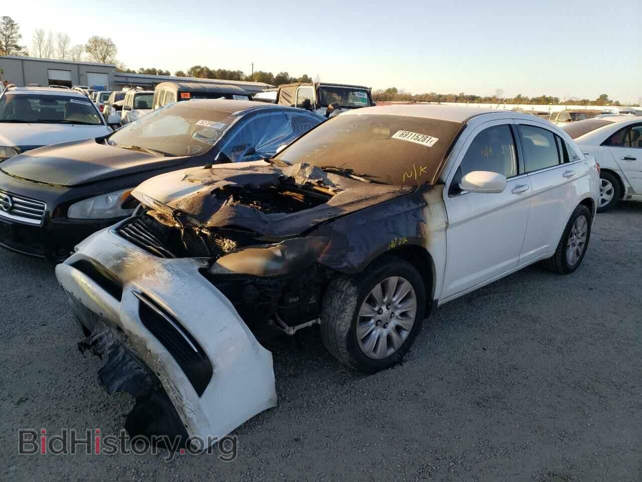2013 CHRYSLER 200 - VIN: 1C3CCBAB3DN722267 - Фото 2