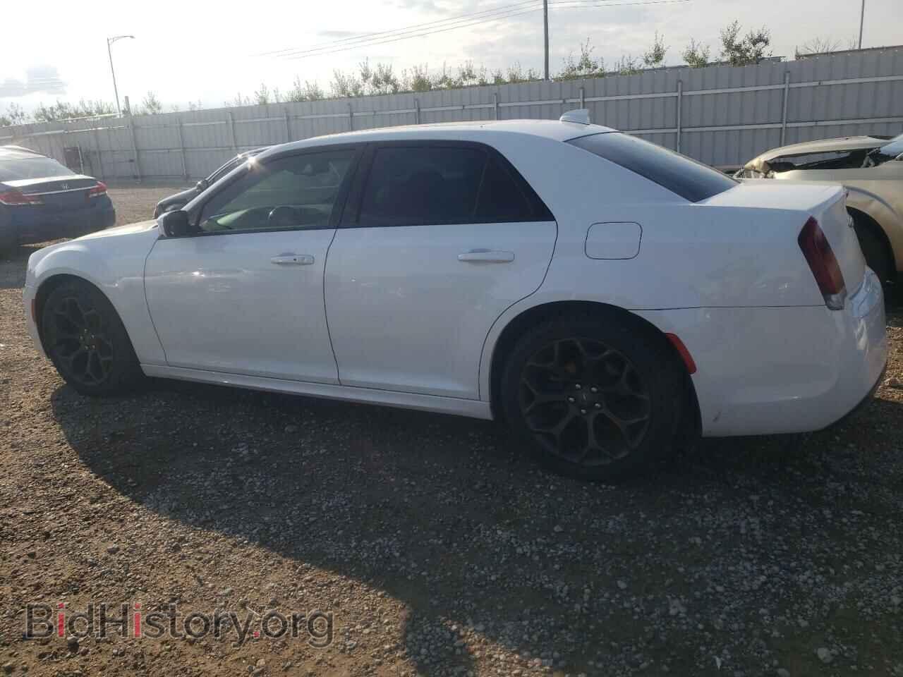 2019 CHRYSLER 300 - VIN: 2C3CCABG7KH617807 - Фото 2