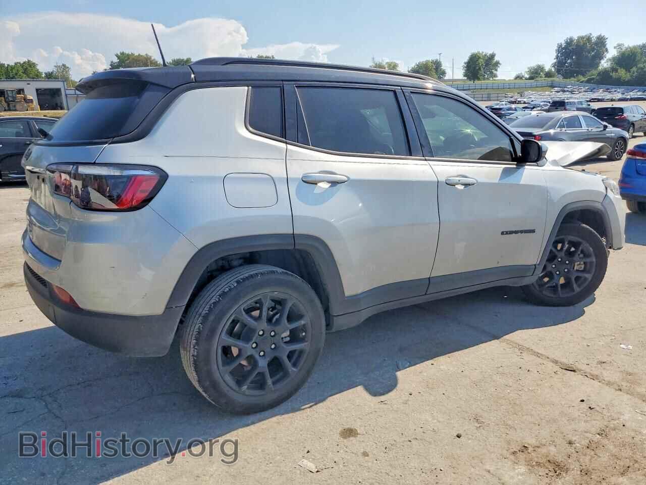 2024 Jeep COMPASS (VIN 3C4NJDBN9RT142561) — photo 3 of 13