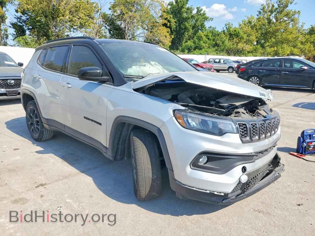 2024 Jeep COMPASS (VIN 3C4NJDBN9RT142561) — photo 4 of 13