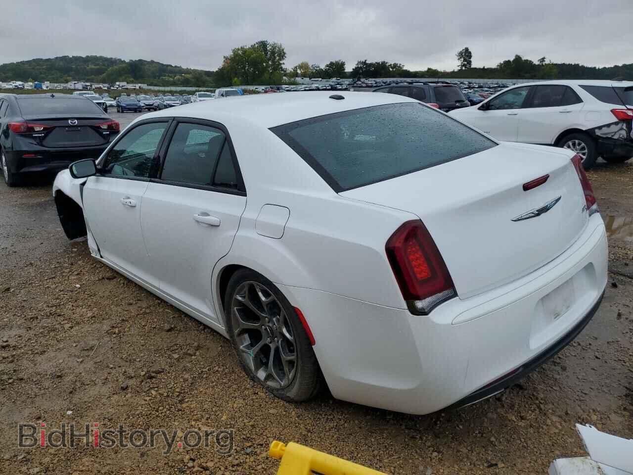 2016 CHRYSLER 300 - VIN: 2C3CCABG2GH261130 - Фото 2
