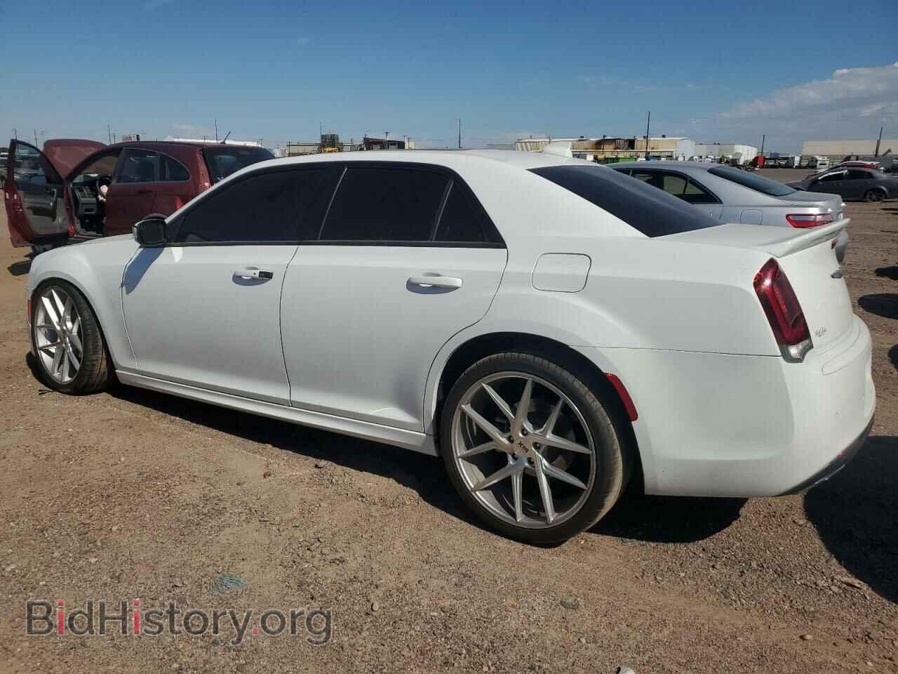 2018 CHRYSLER 300 - VIN: 2C3CCABG9JH266381 - Фото 2