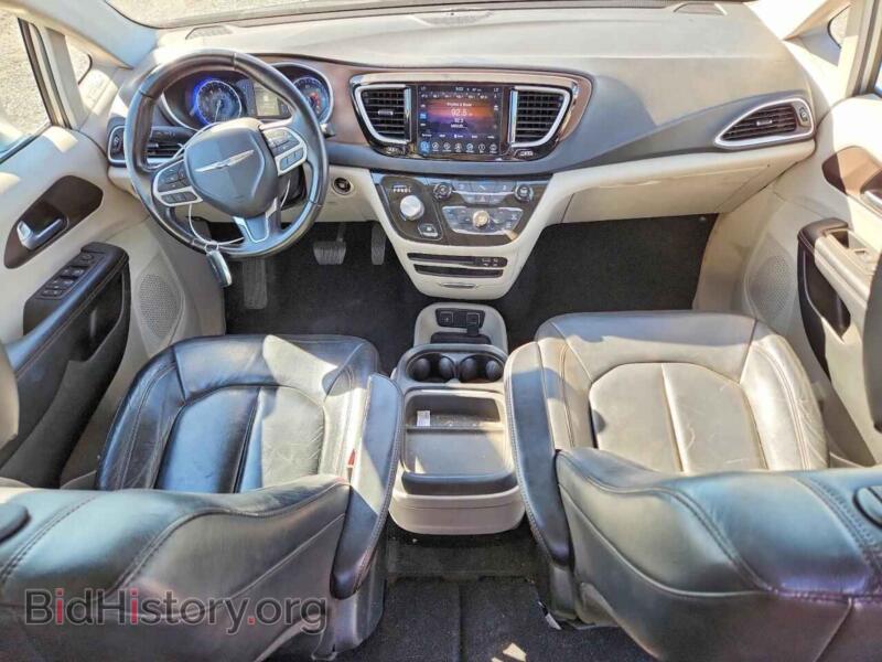 2017 Chrysler PACIFICA (VIN 2C4RC1BG3HR733739) — photo 8 of 13