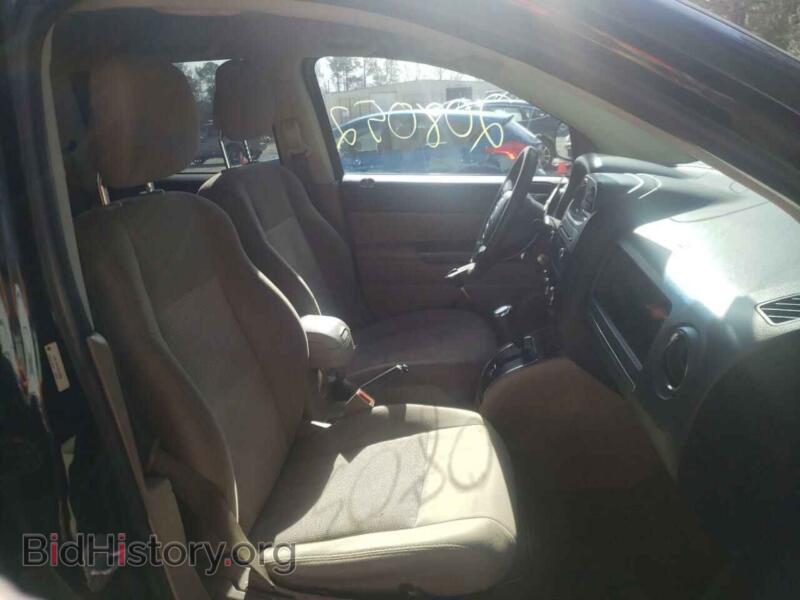 2011 Jeep COMPASS (VIN 1J4NT1FB7BD215859) — photo 5 of 10