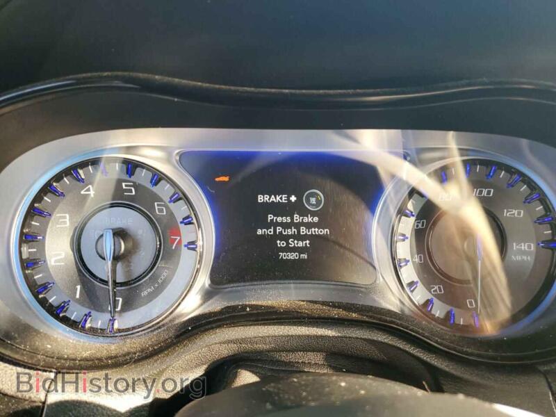 2017 Chrysler 300 (VIN 2C3CCAGG5HH582749) — photo 9 of 13