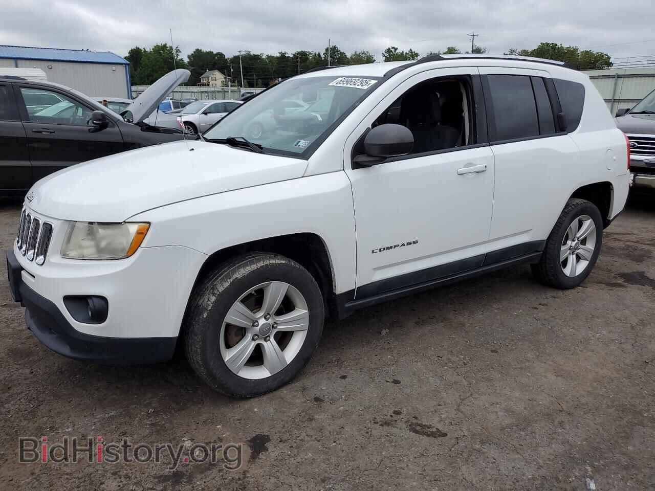 Photo 1J4NF1FB2BD215582 - JEEP COMPASS 2011