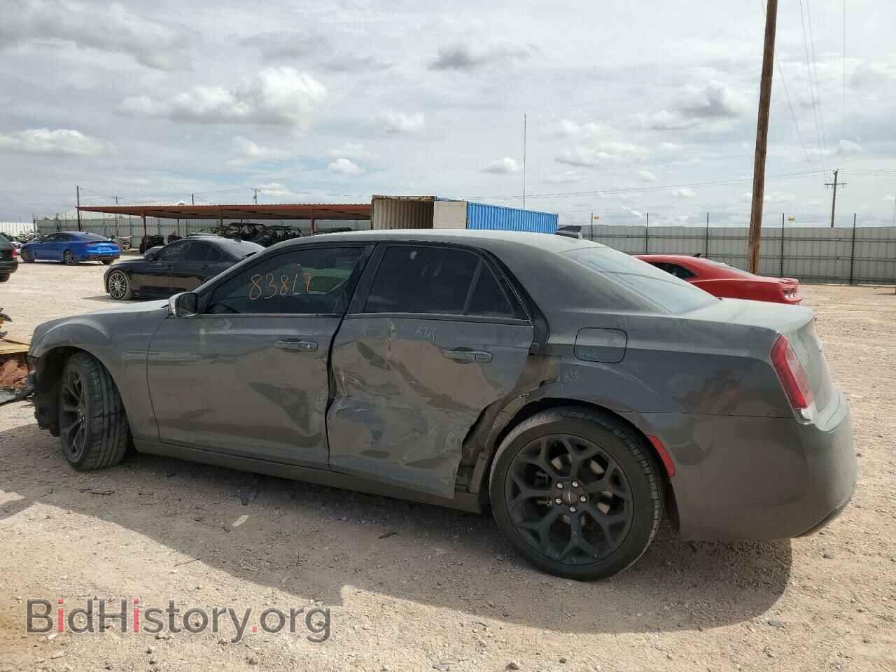 2019 CHRYSLER 300 - VIN: 2C3CCABG1KH516486 - Фото 2