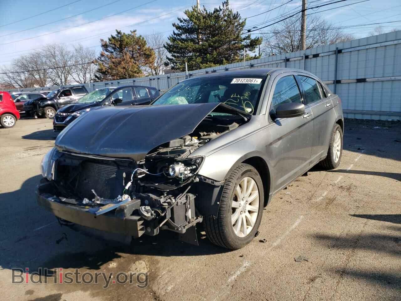 2013 CHRYSLER 200 - VIN: 1C3CCBBG5DN531945 - Фото 2