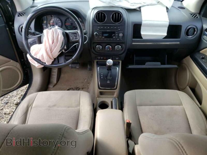 2011 Jeep COMPASS (VIN 1J4NT1FA2BD239610) — photo 8 of 13