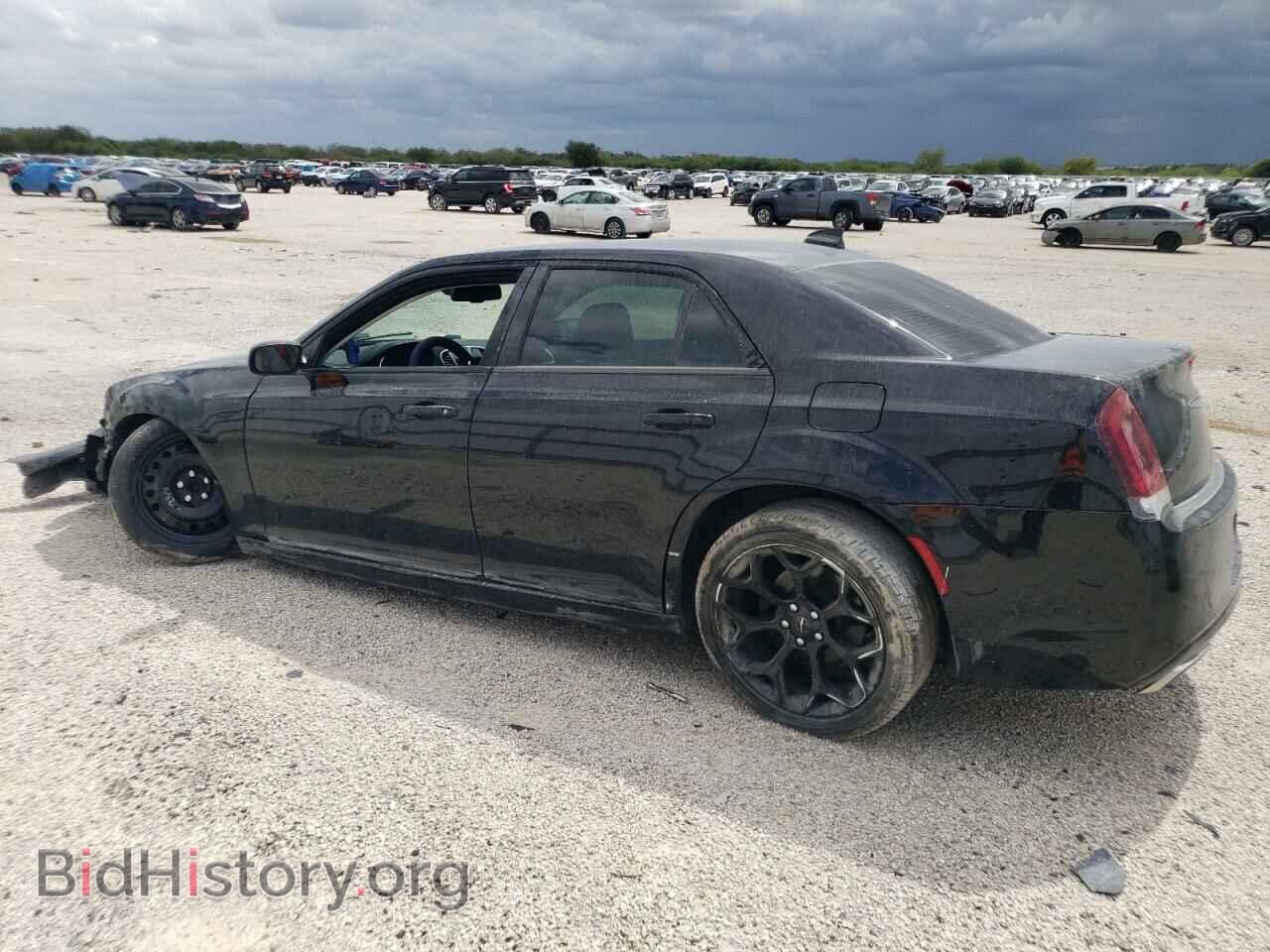 2019 CHRYSLER 300 - VIN: 2C3CCAAG3KH679092 - Фото 2