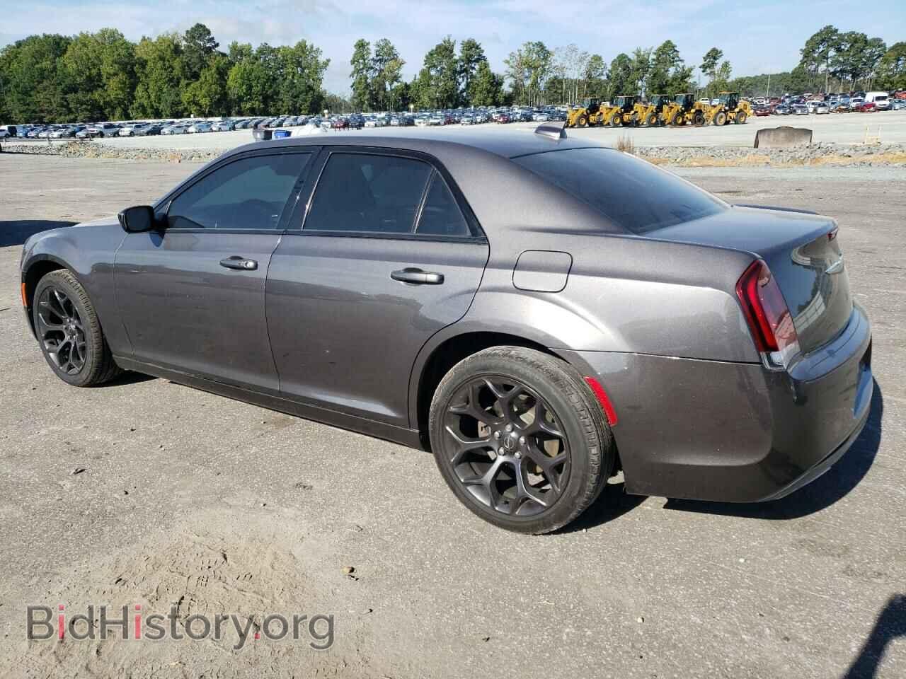 2019 CHRYSLER 300 - VIN: 2C3CCAAGXKH582553 - Фото 2