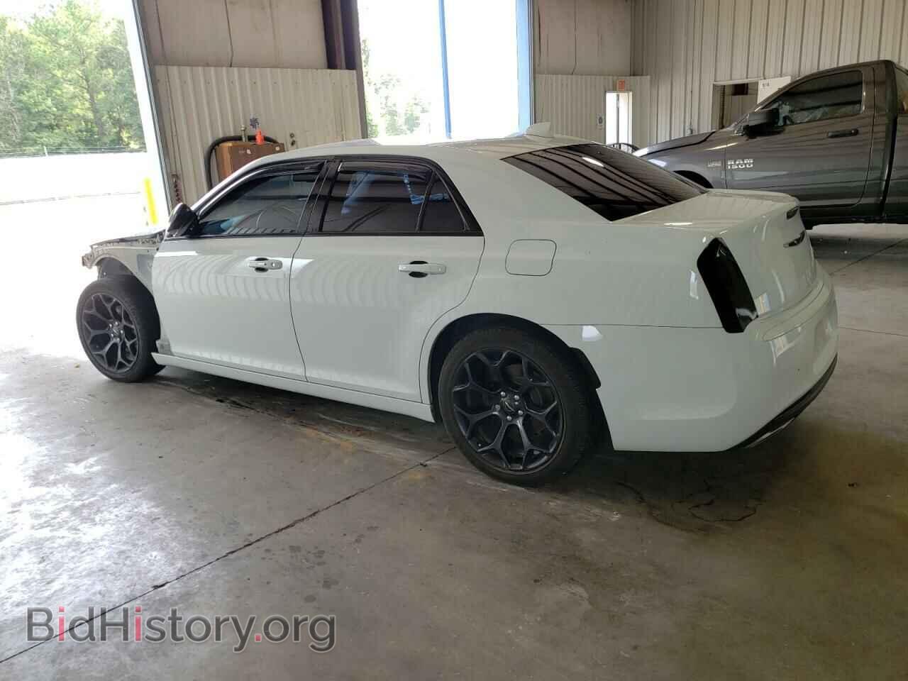 2019 CHRYSLER 300 - VIN: 2C3CCAAG2KH589884 - Фото 2