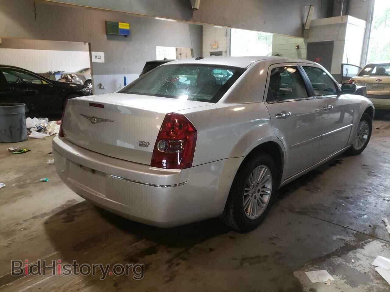 2010 CHRYSLER 300 - VIN: 2C3CA5CV5AH201523 - Фото 4