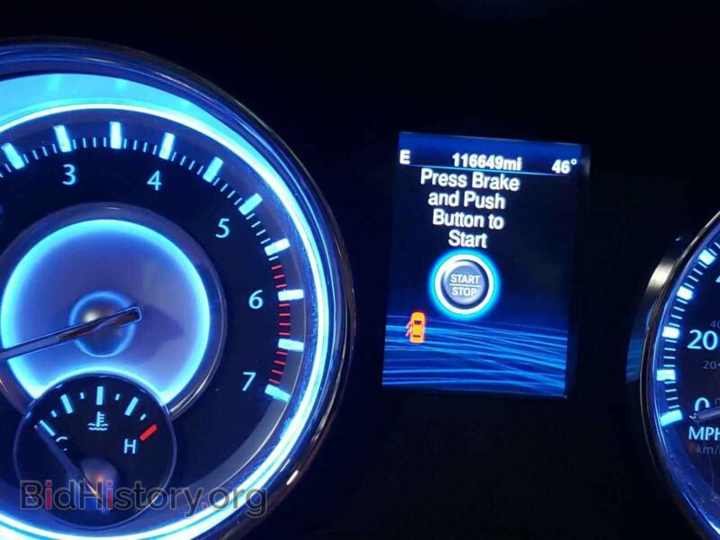 2013 Chrysler 300 (VIN 2C3CCAST0DH541573) — фото 9 из 12