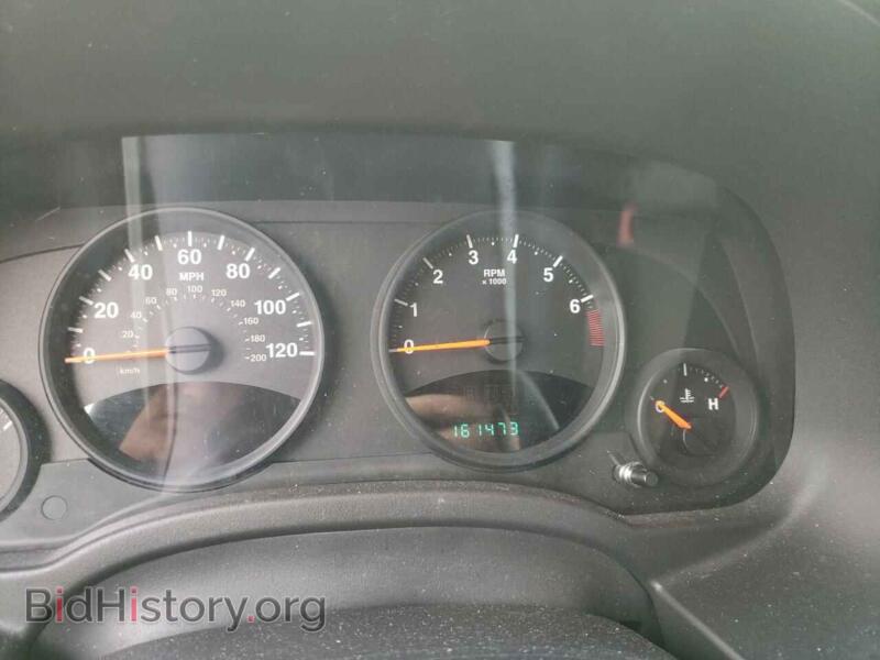 2011 Jeep COMPASS (VIN 1J4NT1FB6BD165875) — photo 8 of 10