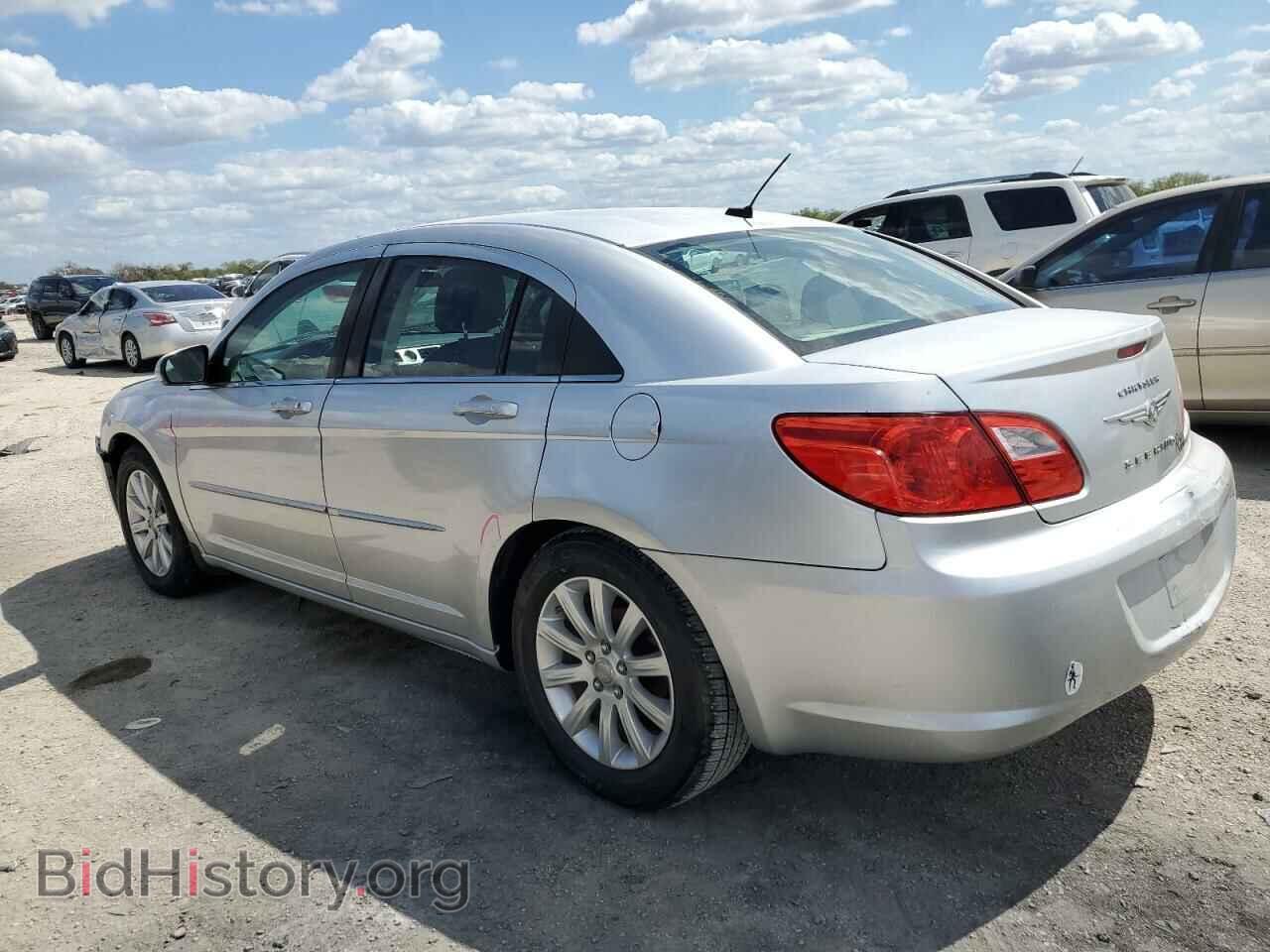 2010 CHRYSLER SEBRING - VIN: 1C3CC5FD6AN133382 - Фото 2