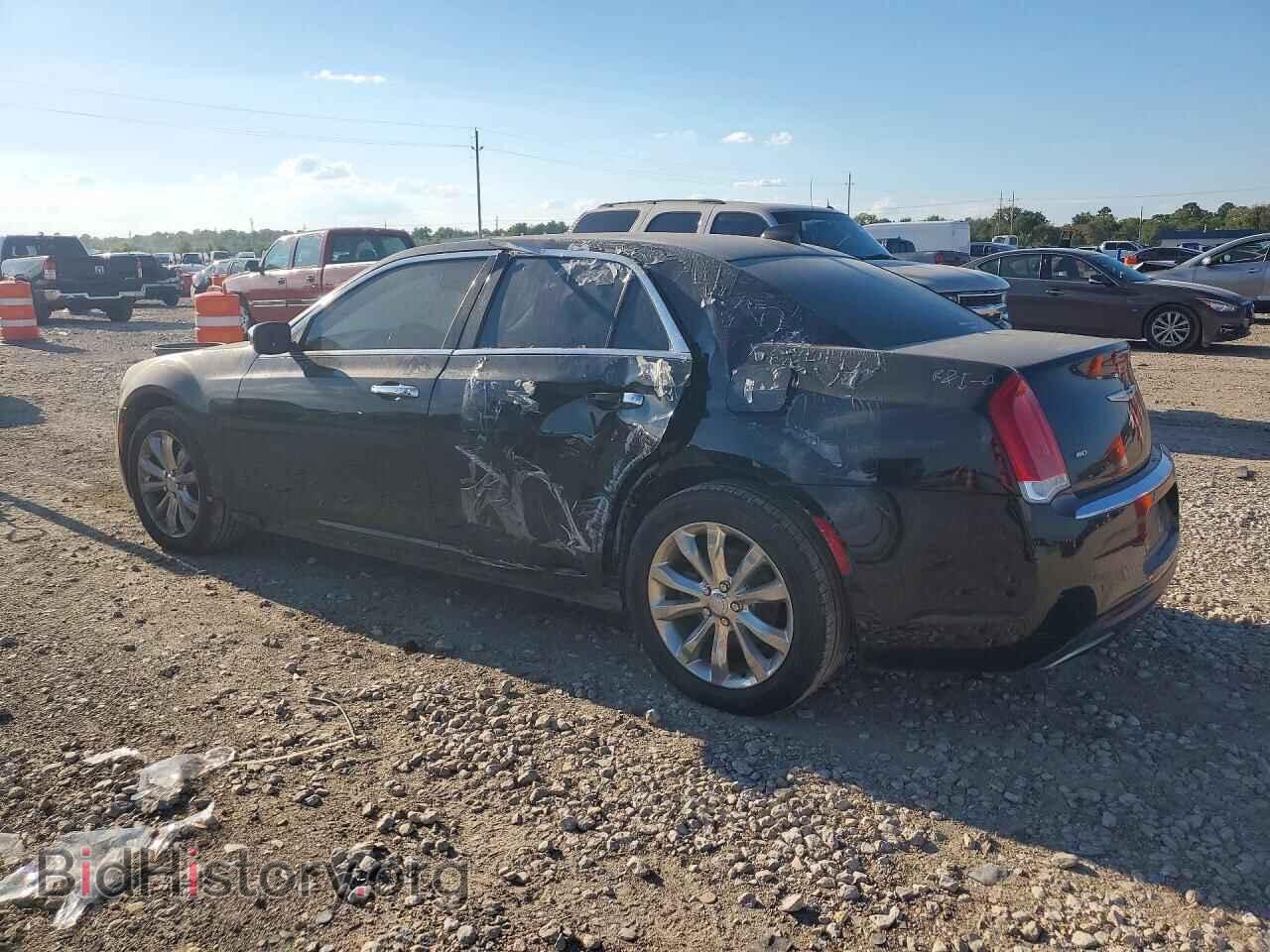 2018 Chrysler 300 (VIN 2C3CCAKG5JH165239) — фото 2 из 12