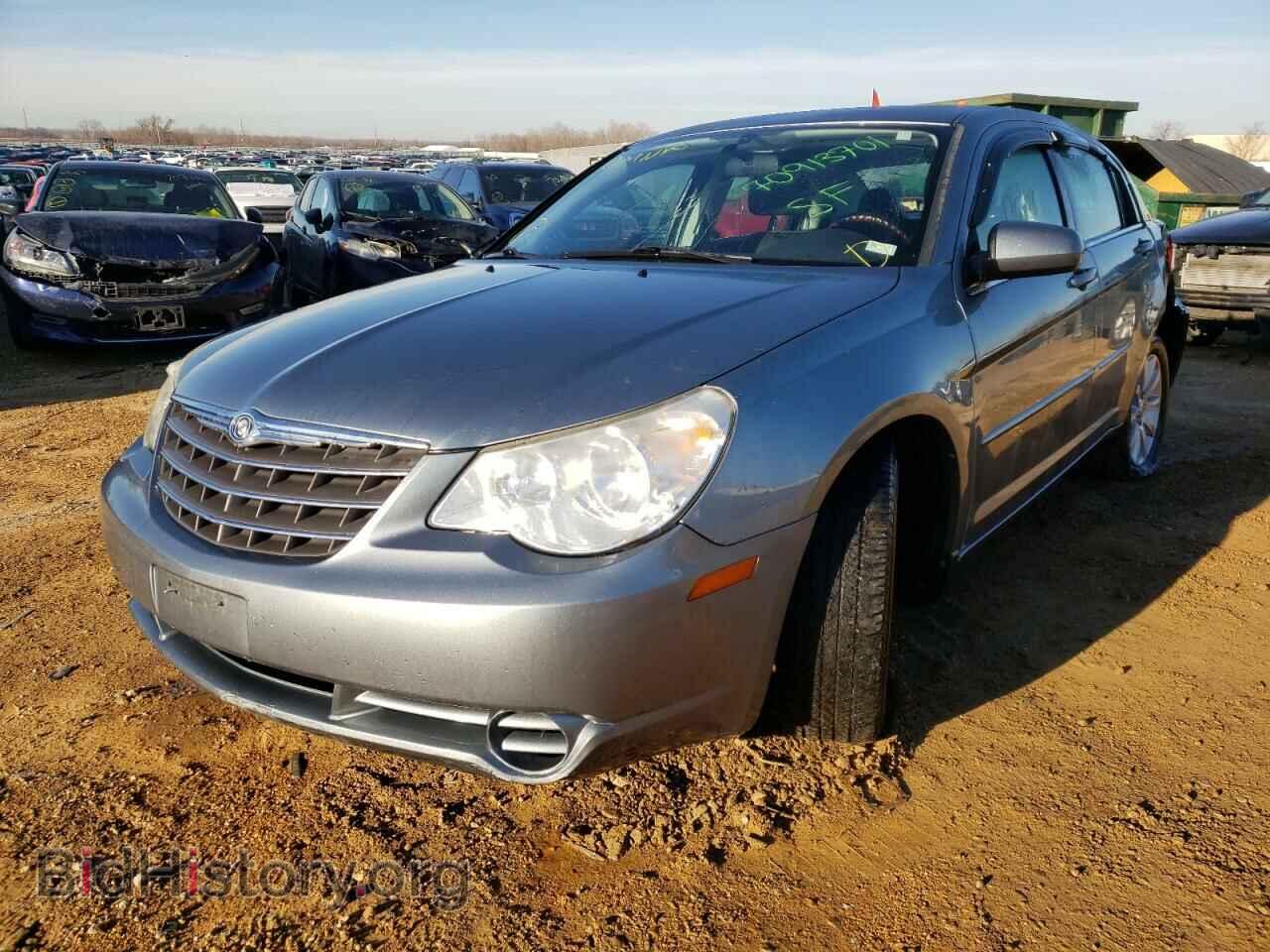 2010 CHRYSLER SEBRING - VIN: 1C3CC5FD5AN199647 - Фото 2
