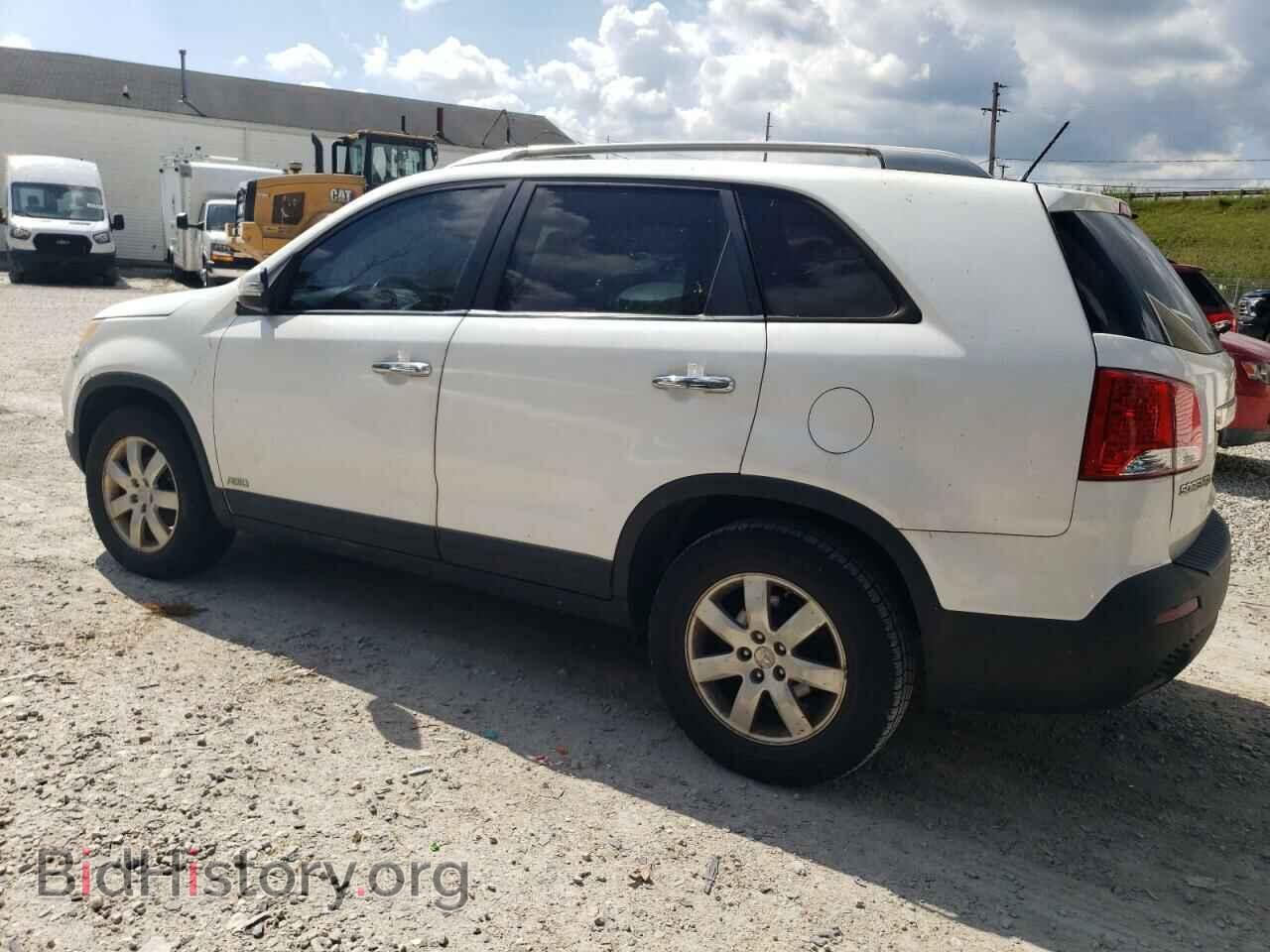2011 KIA SORENTO - VIN: 5XYKTCA18BG180530 - Фото 2