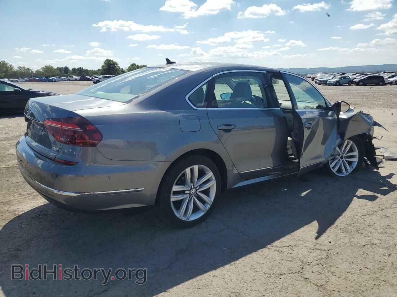2017 VOLKSWAGEN PASSAT - VIN: 1VWCT7A32HC068751 - Фото 3