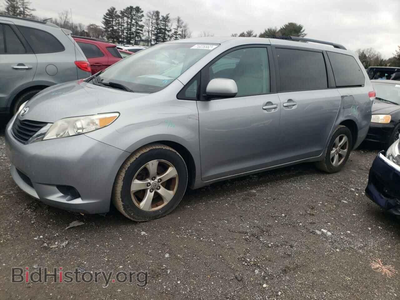 Photo 5TDKK3DC8BS099420 - TOYOTA SIENNA 2011
