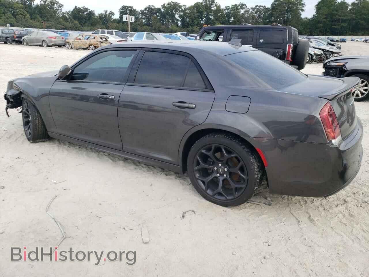 2019 CHRYSLER 300 - VIN: 2C3CCABT2KH569078 - Фото 2