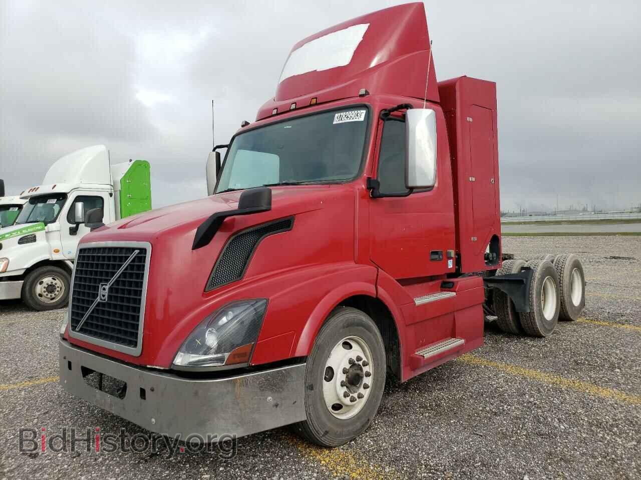 2016 VOLVO VN - VIN: 4V5NC9UG3GN929881 - Фото 2