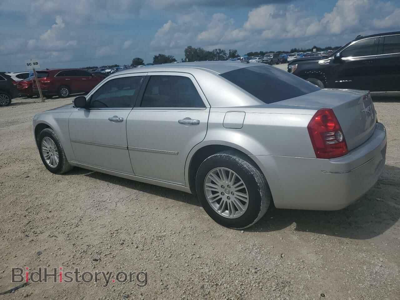 2010 CHRYSLER 300 - VIN: 2C3CA1CV5AH279633 - Фото 2