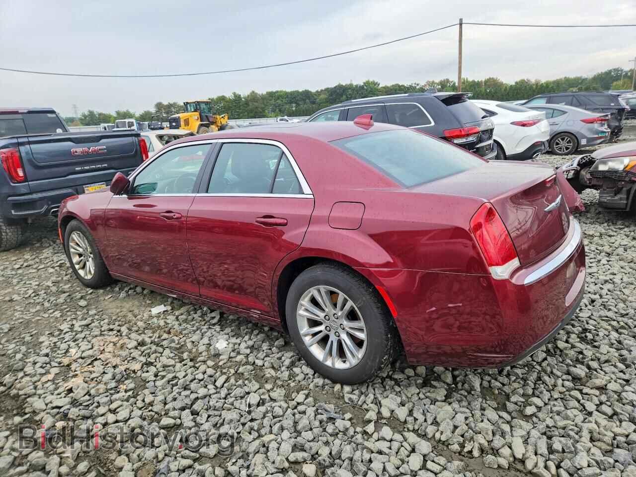 2017 Chrysler 300 (VIN 2C3CCAAG3HH663774) — photo 2 of 12