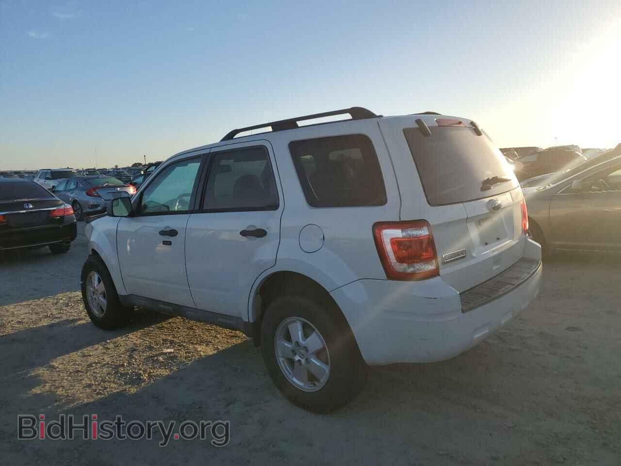 2011 FORD ESCAPE - VIN: 1FMCU0D72BKB79802 - Фото 2