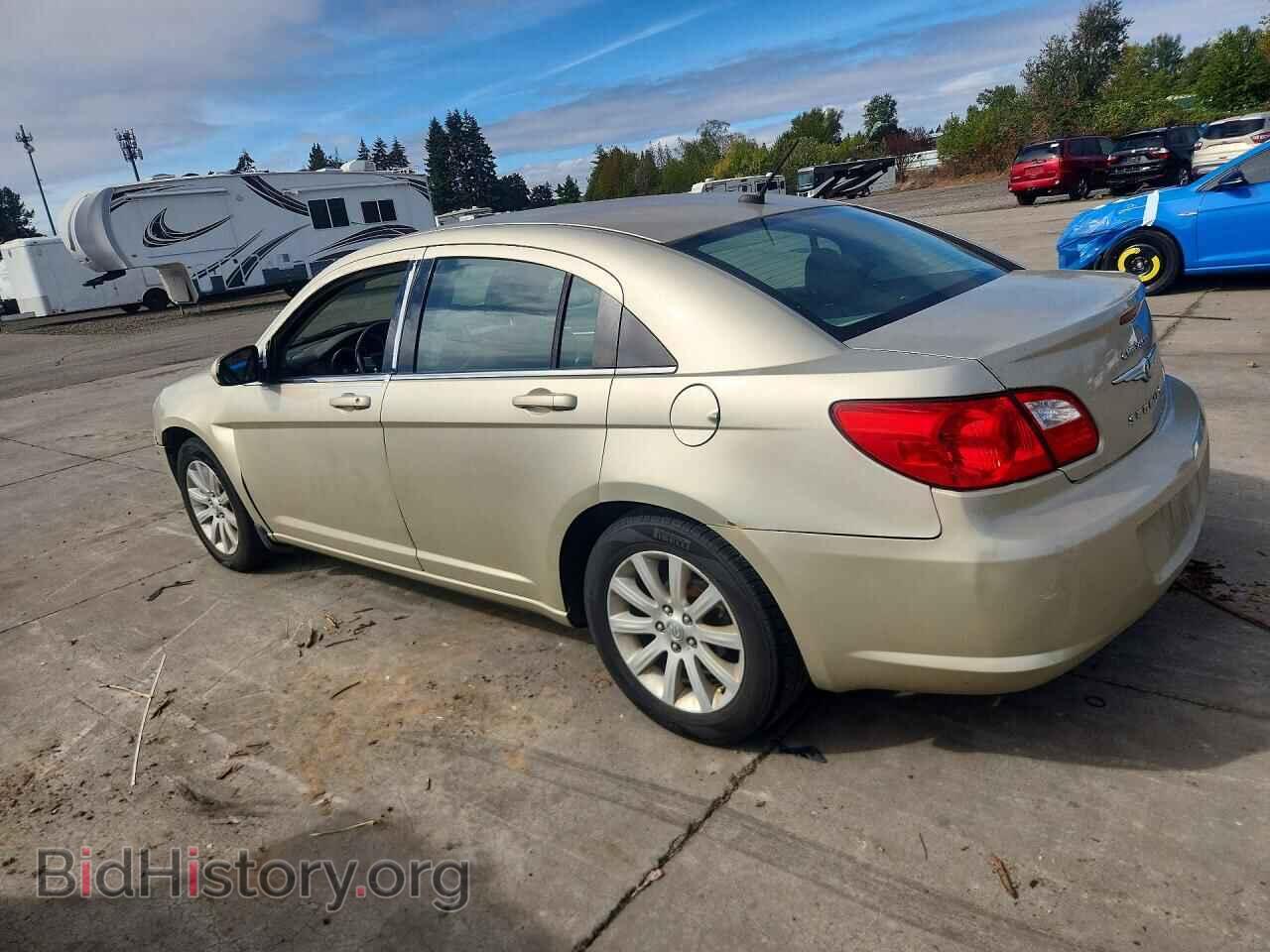 2010 CHRYSLER SEBRING - VIN: 1C3CC5FB5AN111727 - Photo 2