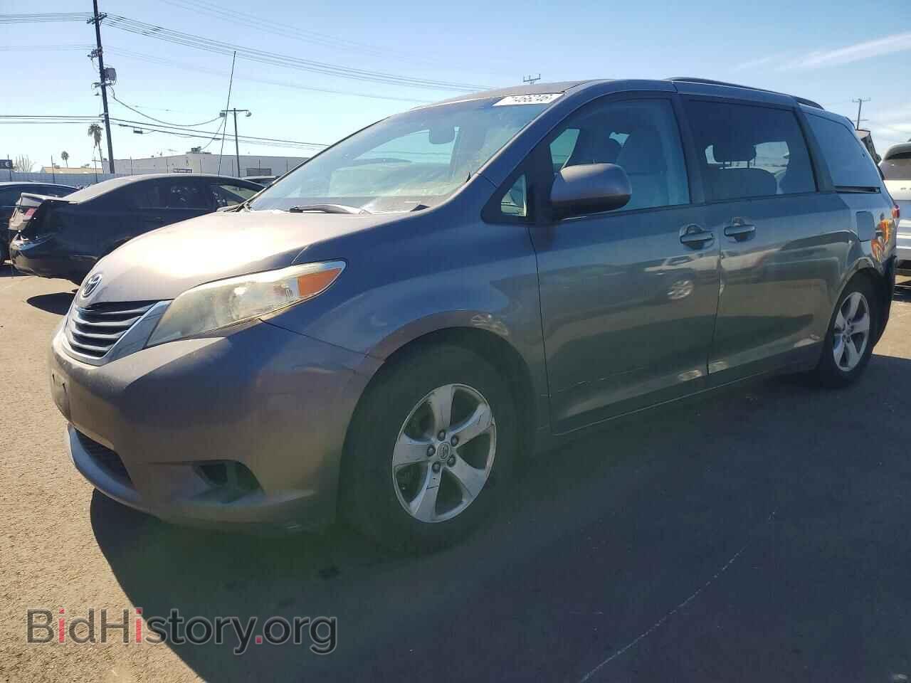 Photo 5TDKK3DC1BS046431 - TOYOTA SIENNA 2011