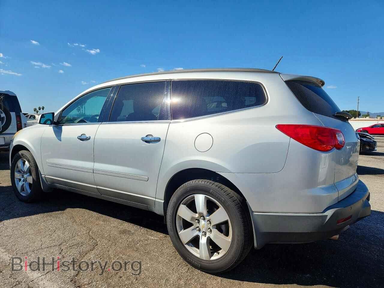 2011 CHEVROLET TRAVERSE - VIN: 1GNKRLED9BJ335189 - Фото 2