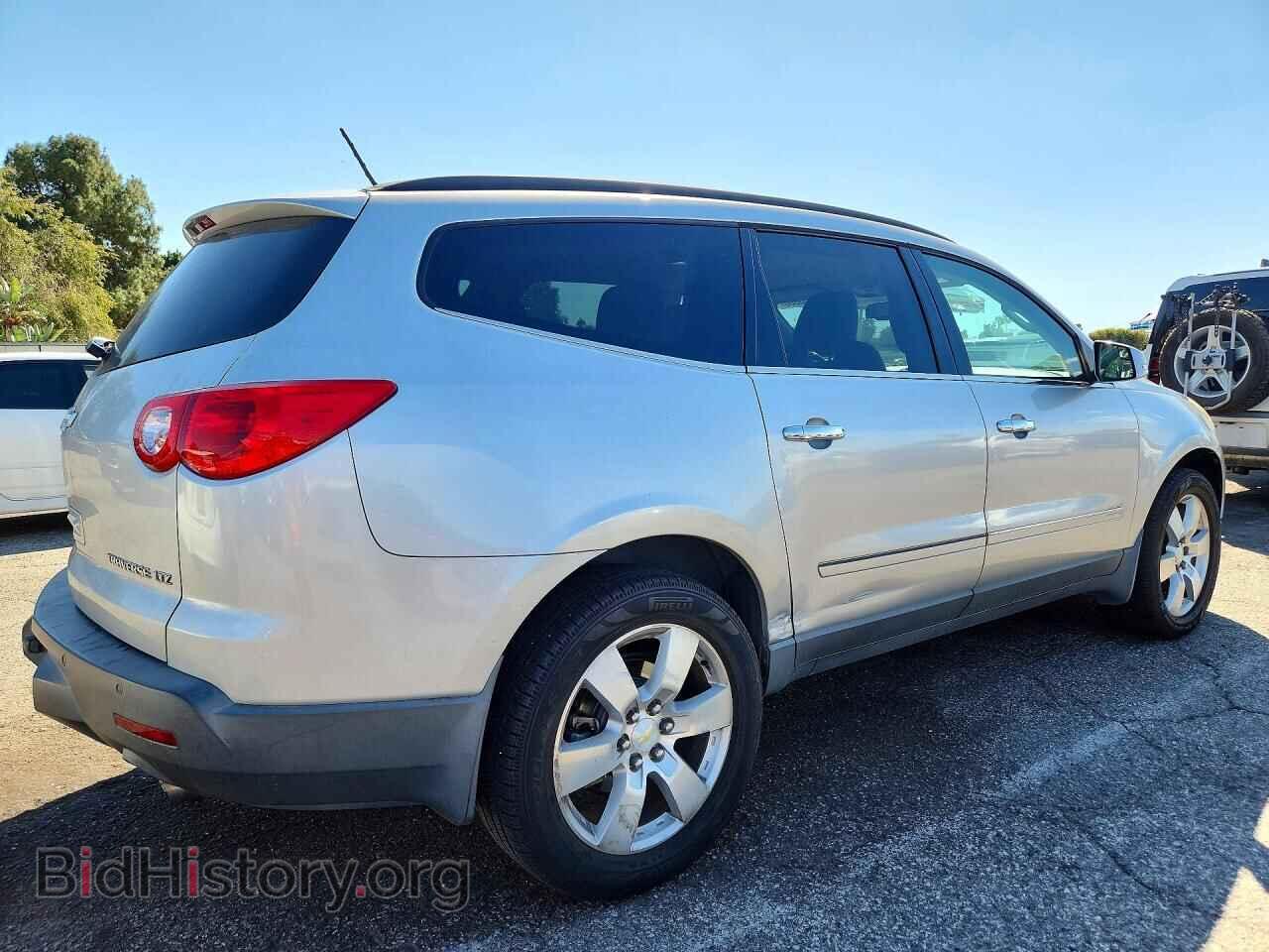 2011 CHEVROLET TRAVERSE - VIN: 1GNKRLED9BJ335189 - Фото 3