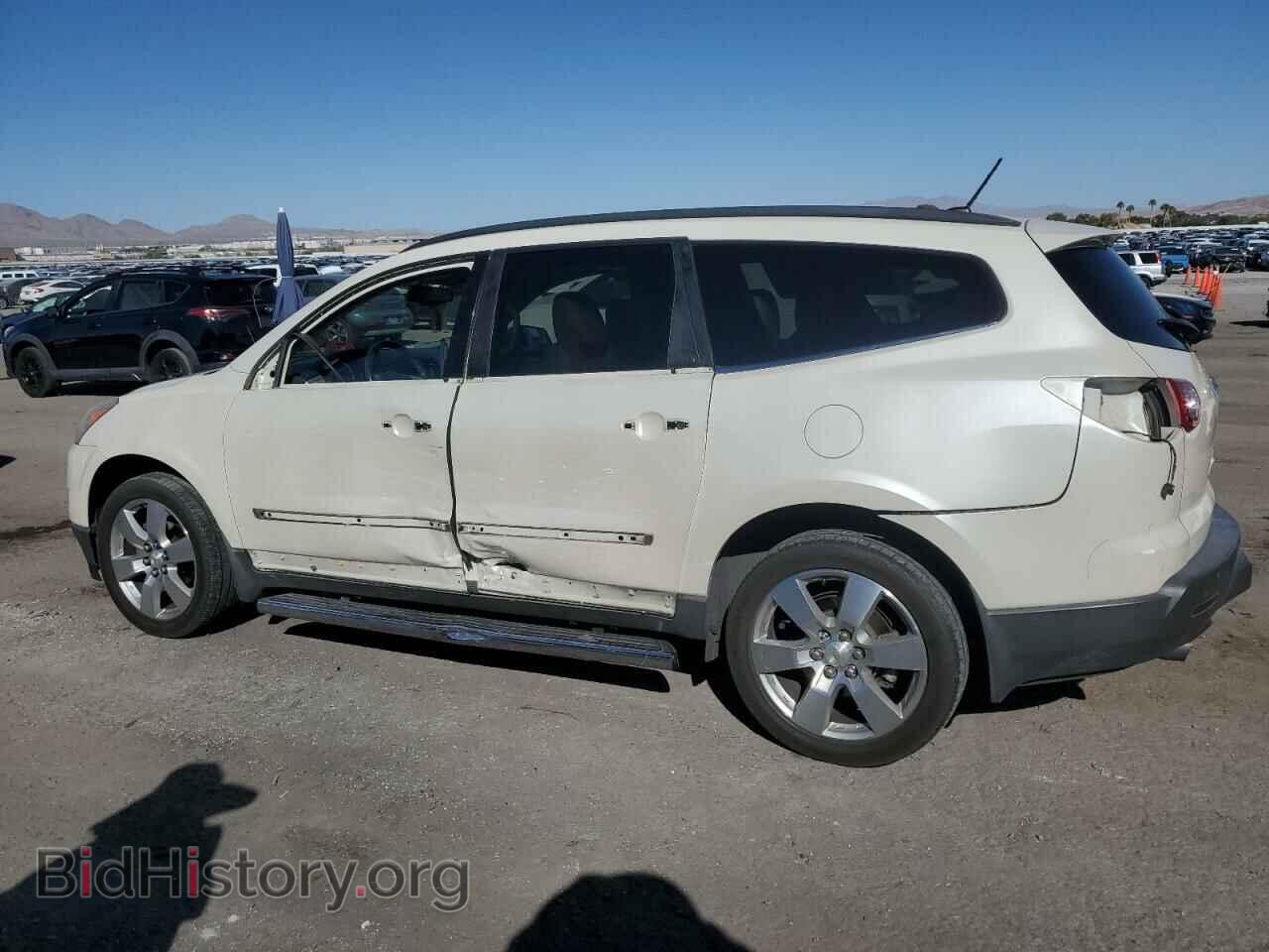 2011 CHEVROLET TRAVERSE - VIN: 1GNKRLED7BJ301543 - Фото 2