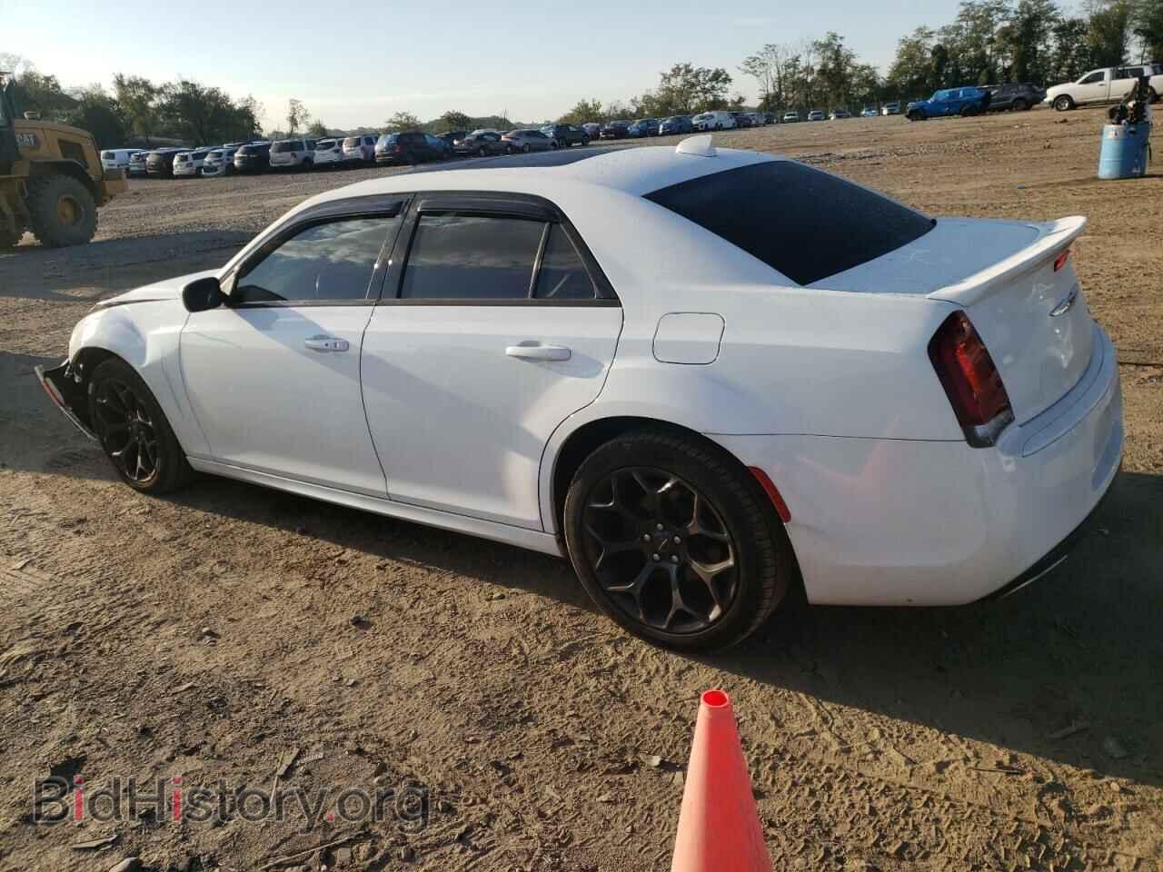 2019 CHRYSLER 300 - VIN: 2C3CCABT2KH622930 - Фото 2