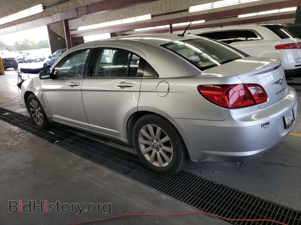 2010 CHRYSLER SEBRING - VIN: 1C3CC5FB9AN213029 - Фото 2