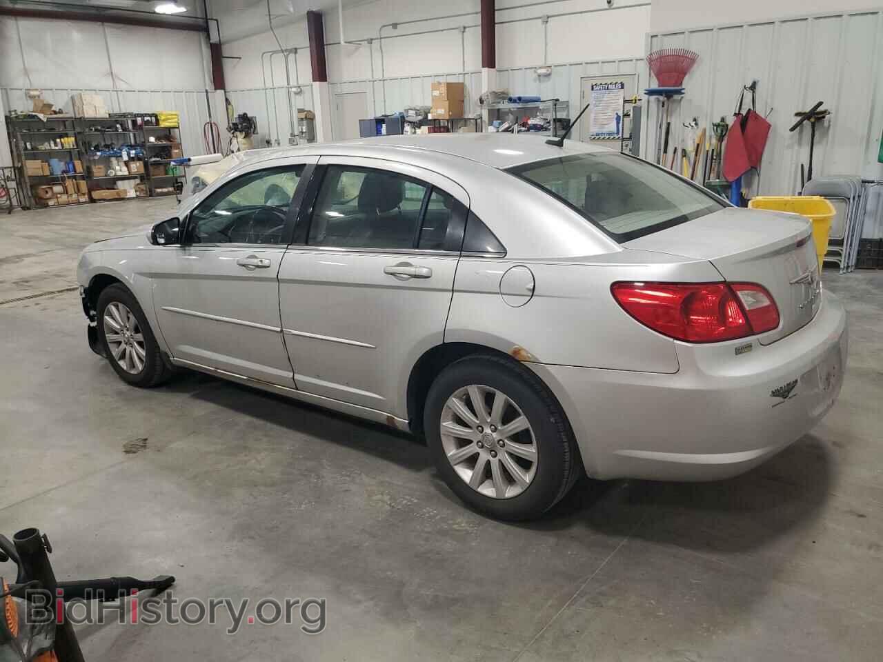 2010 CHRYSLER SEBRING - VIN: 1C3CC5FD5AN192519 - Фото 2