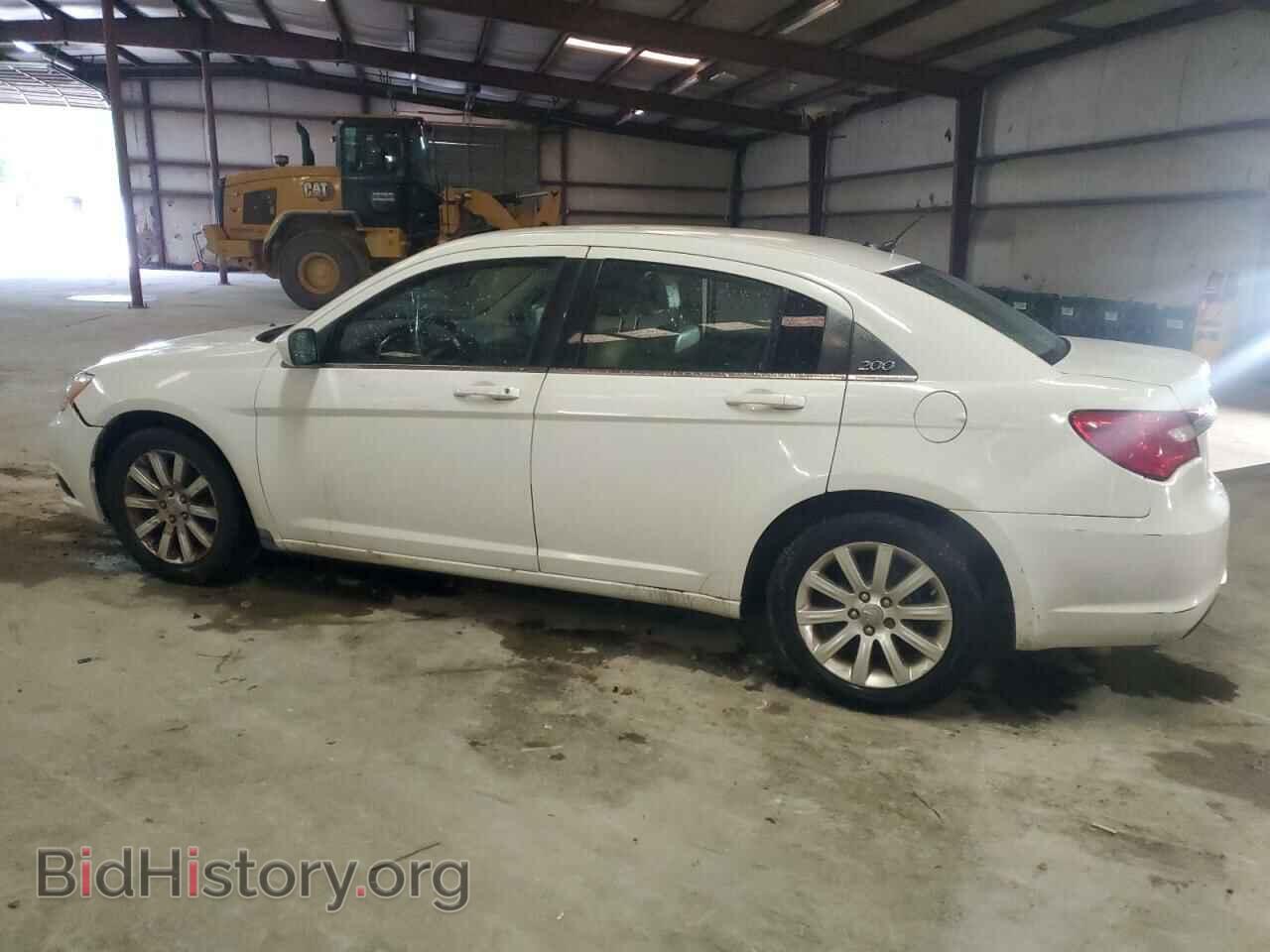 2013 CHRYSLER 200 - VIN: 1C3CCBAB8DN705142 - Фото 2