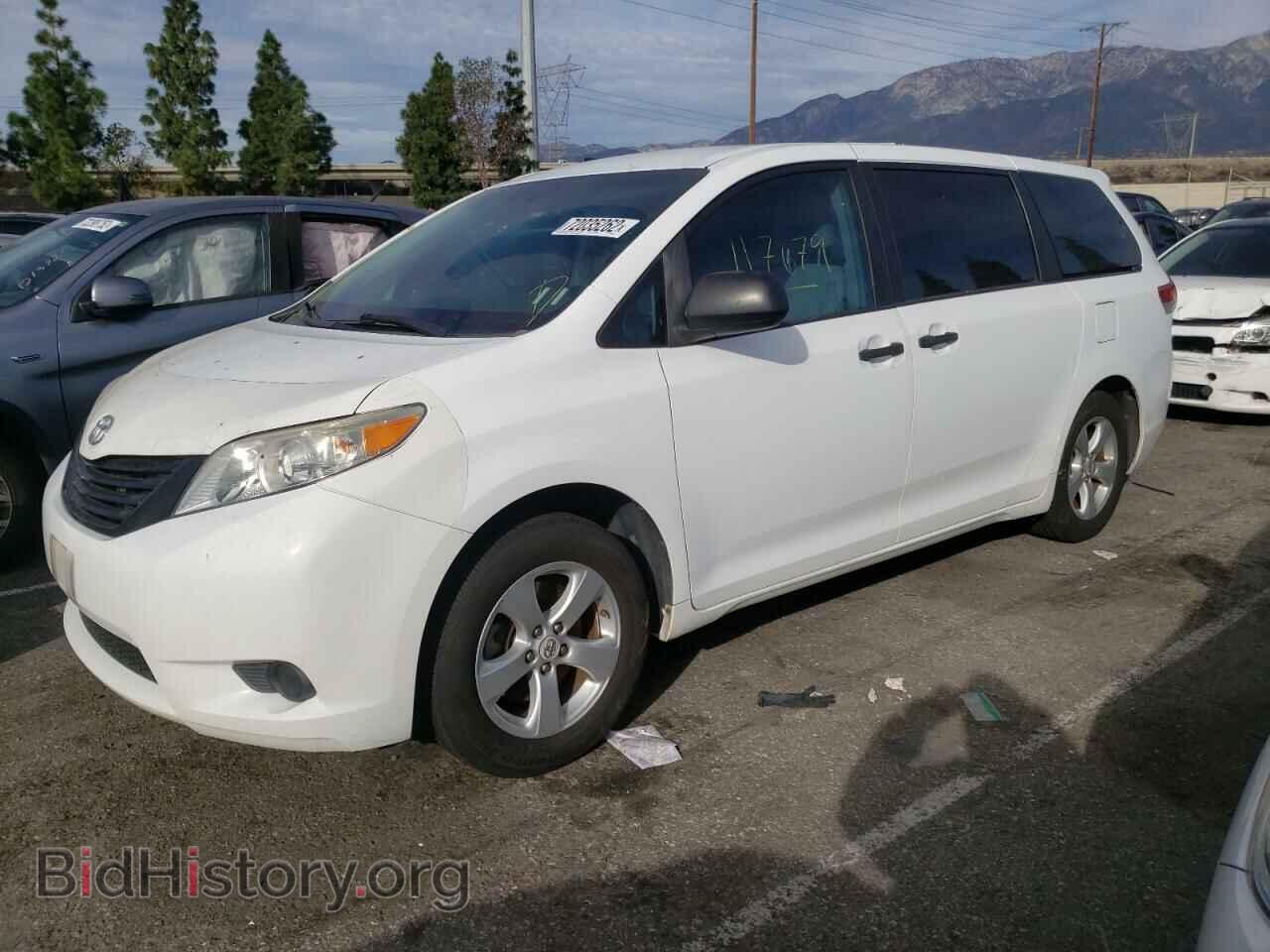Photo 5TDKA3DC1BS001055 - TOYOTA SIENNA 2011